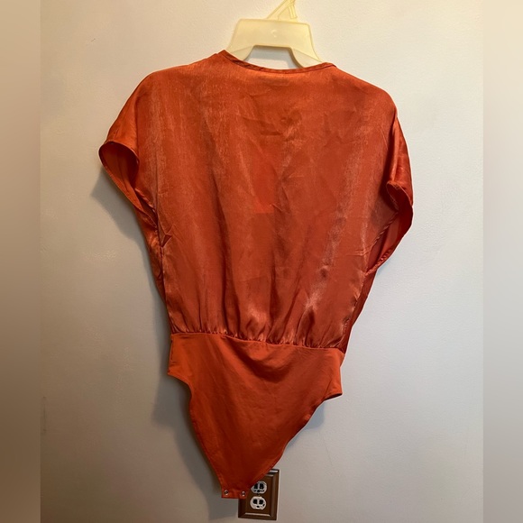 Warm metallic orange with a dramatic V cut - Picture 2 of 2